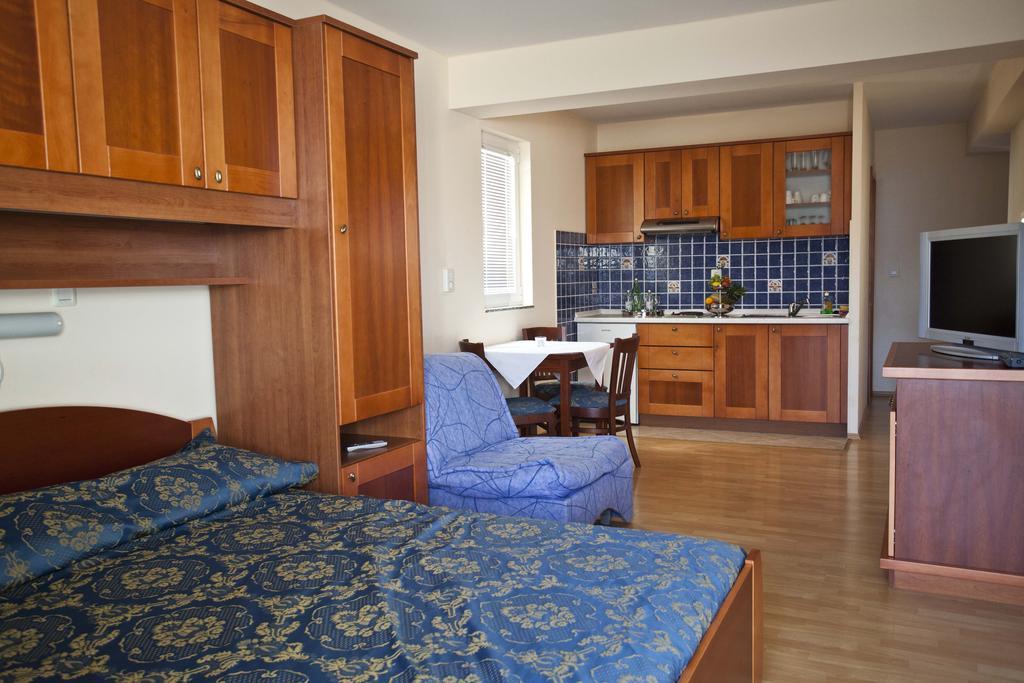 Studio Apartmani Bijeli Delfin بيوغْغاد نا موغو الغرفة الصورة
